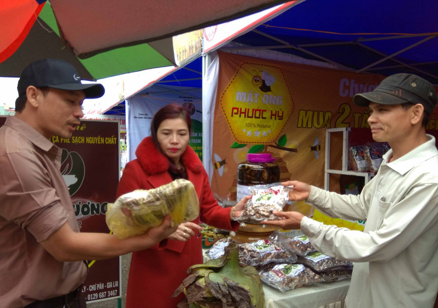Khách hàng mua sắm tại các gian hàng. Ảnh: Dã Quỳ