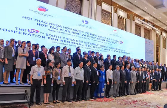  Đại biểu các nước chụp hình lưu niệm tại hội thảo