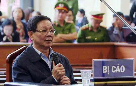 Ông Phan Văn Vĩnh trả lời HĐXX trong phần xét hỏi Ông Phan Văn Vĩnh trả lời HĐXX trong phần xét hỏi