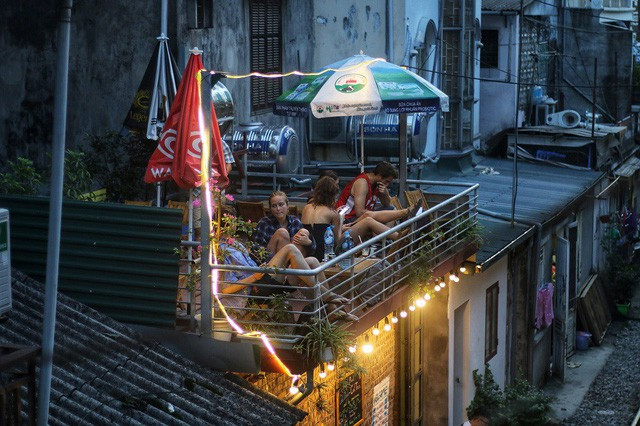 Những du khách nước ngoài ngồi đợi chuyến tàu tối lúc 19h tại một quán cà phê nhỏ ở xóm đường tàu. Ảnh: Thanh Thúy Những du khách nước ngoài ngồi đợi chuyến tàu tối lúc 19h tại một quán cà phê nhỏ ở xóm đường tàu. Ảnh: Thanh Thúy