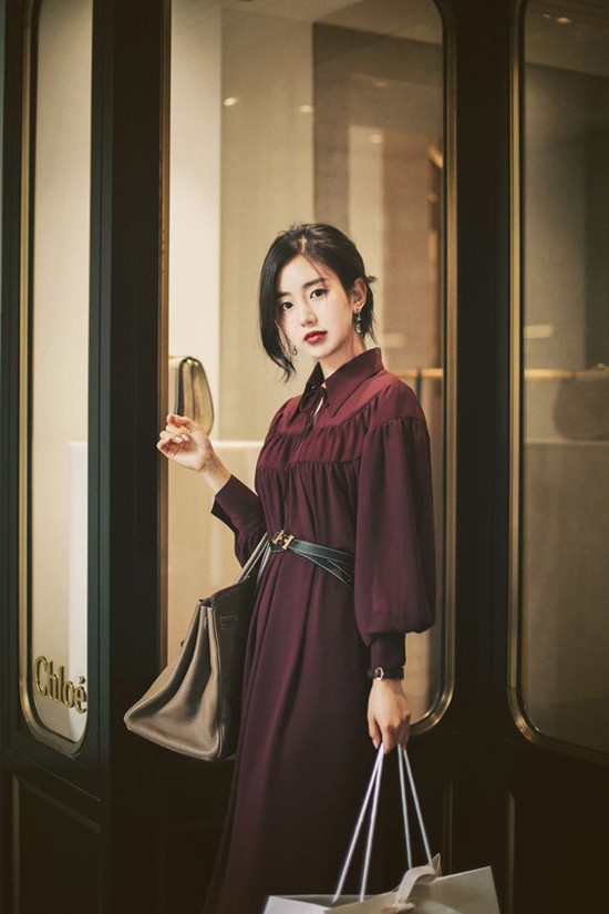 Những mẫu đầm tay phồng, đầm sơ mi tiếp tục được các tín đồ thời trang châu Á lăng xê ở mùa này.  Những mẫu đầm tay phồng, đầm sơ mi tiếp tục được các tín đồ thời trang châu Á lăng xê ở mùa này.