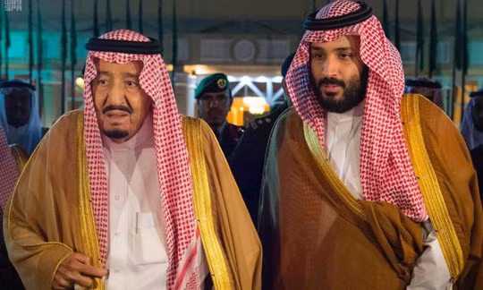  Quốc vương Ả Rập Saudi Salman và Thái tử Mohammed bin Salman. Ảnh: REUTERS
