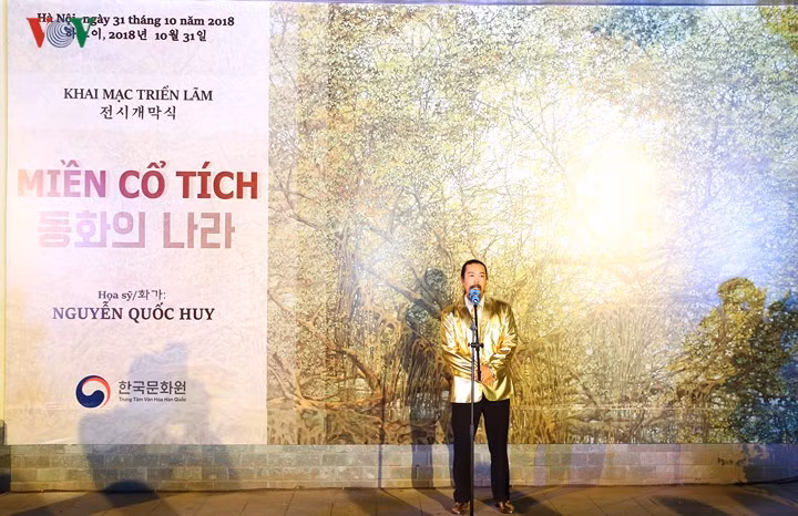 Là một trong những họa sỹ rất thành công trong việc đưa một làn gió mới vào sơn mài truyền thống bằng những kỹ thuật điêu luyện, họa sĩ Nguyễn Quốc Huy đã giới thiệu 29 tác phẩm tranh sơn mài trong triển lãm mang tên 