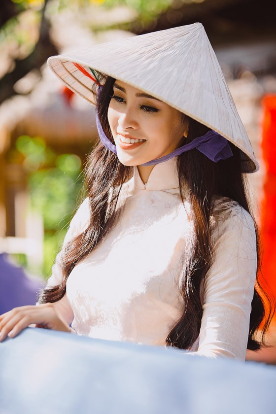 Tiểu Vy duyên dáng với áo dài và nón lá Tiểu Vy duyên dáng với áo dài và nón lá