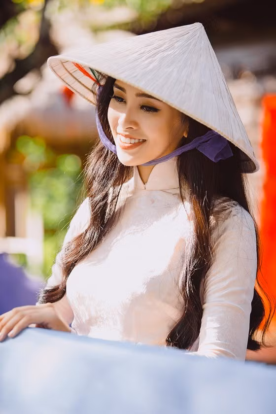 Tiểu Vy duyên dáng với áo dài và nón lá