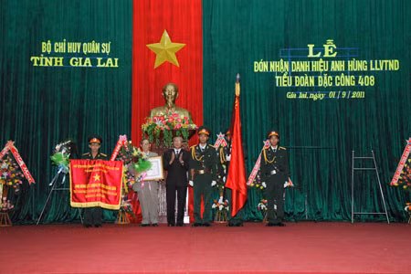 Chủ tịch UBND tỉnh Phạm Thế Dũng thừa ủy nhiệm của Chủ tịch nước trao tặng danh hiệu Anh hùng lực lượng vũ trang nhân dân cho Tiểu đoàn Đặc công 408.Ảnh: Đức Thụy