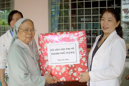 Bà Lê Thị Toan-Chủ tịch Hội LHPN TP. Pleiku tặng quà cho nhà trẻ mồ côi Sao Mai. Ảnh: L.H Bà Lê Thị Toan-Chủ tịch Hội LHPN TP. Pleiku tặng quà cho nhà trẻ mồ côi Sao Mai. Ảnh: L.H