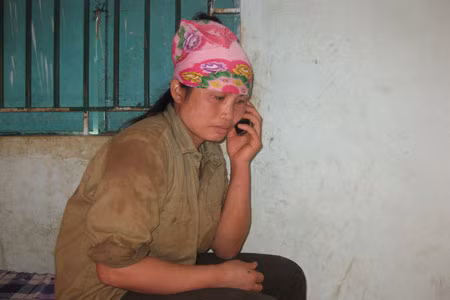 Chị Lê Thị Hòe gọi điện về quê hỏi thăm chồng con. Ảnh: T.D