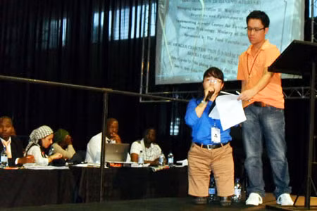 Đại biểu Trần Thị Hoan, 24 tuổi, nạn nhân chất độc da cam thế hệ thứ 2, phát biểu tại Festival 