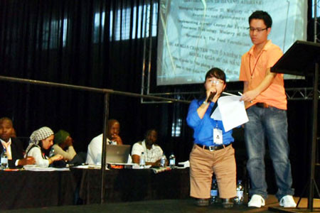 Đòi công lý cho các nạn nhân da cam Việt Nam ảnh 1 Đại biểu Trần Thị Hoan, 24 tuổi, nạn nhân chất độc da cam thế hệ thứ 2, phát biểu tại Festival