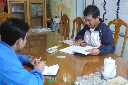 Ông Lê Văn Châu-Đội trưởng Đội Tuần tra kiểm soát giao thông 2-19 trao đổi với phóng viên. Ảnh: N.L