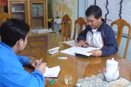 Ông Lê Văn Châu-Đội trưởng Đội Tuần tra kiểm soát giao thông 2-19 trao đổi với phóng viên. Ảnh: N.L