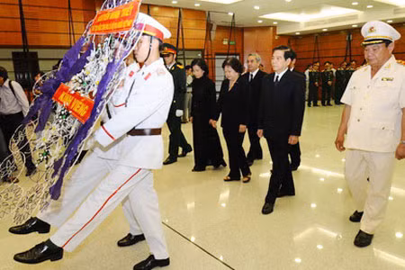 Cử hành trọng thể lễ tang giáo sư Trần Văn Giàu ảnh 1 Chủ tịch nước Nguyễn Minh Triết vào viếng giáo sư Trần Văn Giàu