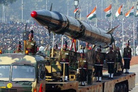 Tên lửa Agni-II tại buổi tổng duyệt chuẩn bị lễ Quốc khánh Ấn Độ ngày 23-1-2006.