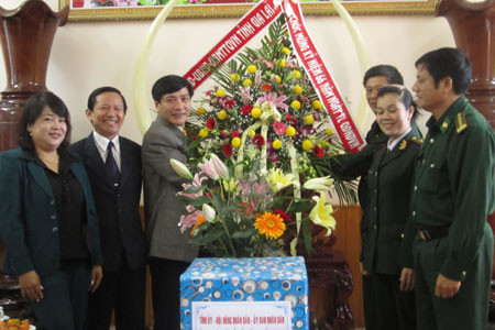 Phó Bí thư Tỉnh ủy Bùi Văn Cường thăm, chúc mừng BCH BĐBP tỉnh. Ảnh: Phương Dung