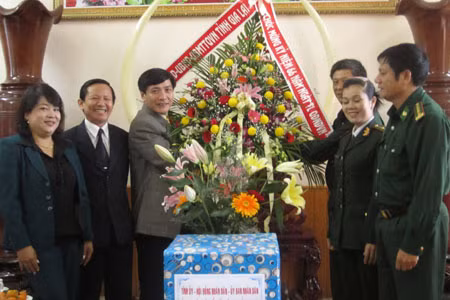 Phó Bí thư Tỉnh ủy Bùi Văn Cường thăm, chúc mừng BCH BĐBP tỉnh. Ảnh: Phương Dung