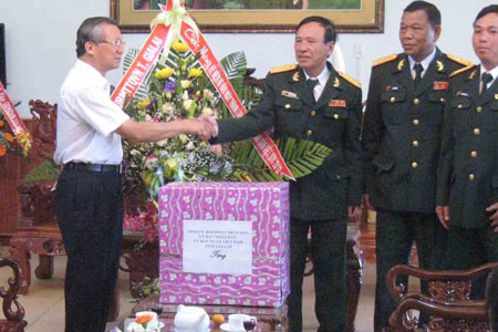 Chủ tịch UBND tỉnh Phạm Thế Dũng thăm, chúc mừng Sư đoàn 320. Ảnh: Hà Duy