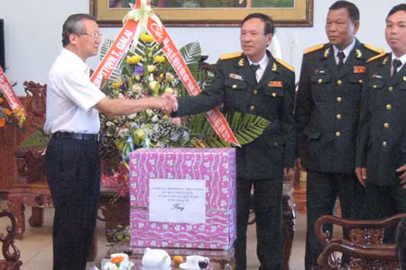 Chủ tịch UBND tỉnh Phạm Thế Dũng thăm, chúc mừng Sư đoàn 320. Ảnh: Hà Duy