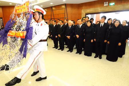 Cử hành trọng thể lễ tang giáo sư Trần Văn Giàu ảnh 3 Đoàn lãnh đạo TP.HCM vào viếng giáo sư Trần Văn Giàu