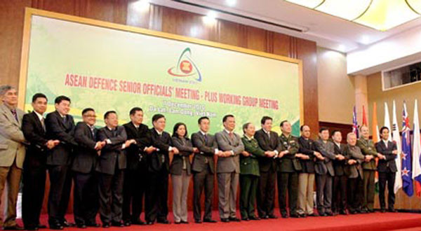 Các trưởng đoàn dự Hội nghị chụp hình lưu niệm