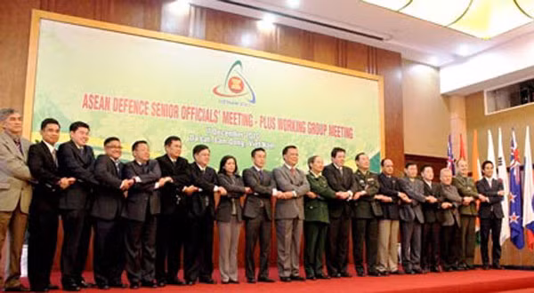 Các trưởng đoàn dự Hội nghị chụp hình lưu niệm