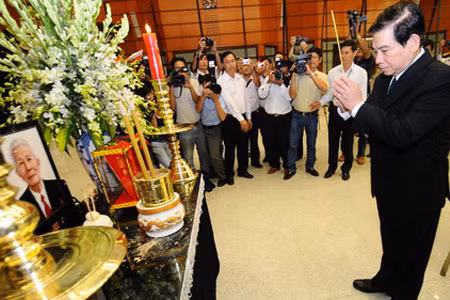 Cử hành trọng thể lễ tang giáo sư Trần Văn Giàu ảnh 2 Chủ tịch nước Nguyễn Minh Triết thắp hương trước bàn thờ giáo sư Trần Văn Giàu