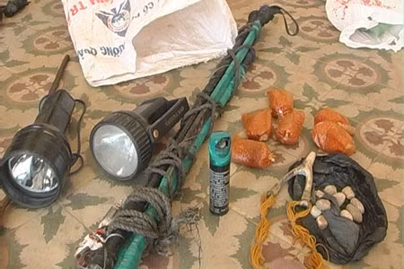 Dụng cụ dùng để bắt chó: bình xịt hơi cay, cây thòng lọng, bột ớt…