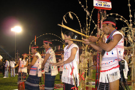 Sinh hoạt văn nghệ dân gian của người Cơ ho Lâm Đồng. Ảnh: K.D