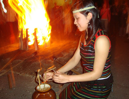 Rượu và lửa. Ảnh: K.D