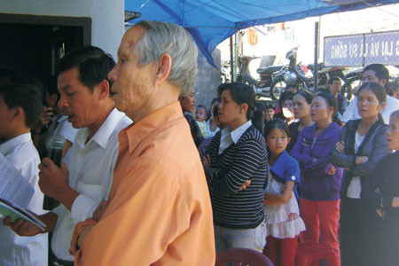 Một buổi tang lễ của một giáo dân trong xóm đạo Tê-rê-sa. Ảnh: N.T.D