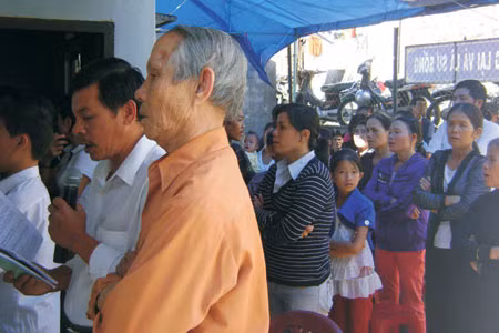 Một buổi tang lễ của một giáo dân trong xóm đạo Tê-rê-sa. Ảnh: N.T.D