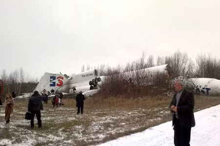 Nga: Máy bay vỡ vì hạ cánh khẩn cấp ảnh 1 Các nhân viên điều tra xem xét hiện trường vụ việc