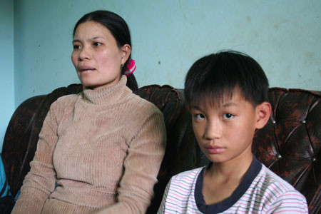 Chị Phạm Thị Thủy và em Hảo. Ảnh: Phương Duyên