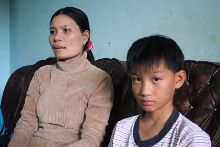 Chị Phạm Thị Thủy và em Hảo. Ảnh: Phương Duyên