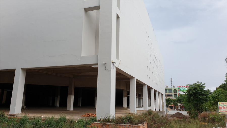 Dự án được xây dựng với mục tiêu xây dựng và kinh doanh trung tâm thương mại với quy mô 1 khách sạn 3 sao, khối siêu thị và khối văn phòng cho thuê với diện tích gần 12.000 mét vuông, tổng số vốn 290 tỉ đồng. Ảnh: Hữu Long