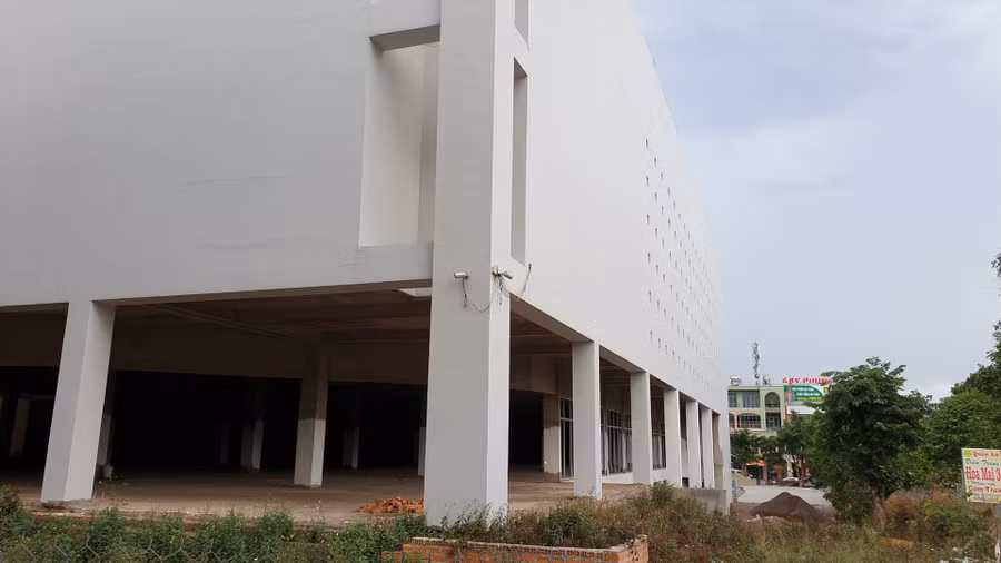 Dự án được xây dựng với mục tiêu xây dựng và kinh doanh trung tâm thương mại với quy mô 1 khách sạn 3 sao, khối siêu thị và khối văn phòng cho thuê với diện tích gần 12.000 mét vuông, tổng số vốn 290 tỉ đồng. Ảnh: Hữu Long