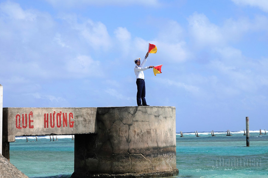 Chiến sĩ đảo chìm Núi Le phát tín hiệu cờ, xua đuổi các 