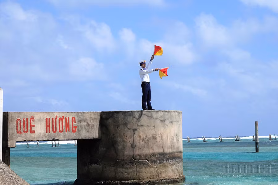 Chiến sĩ đảo chìm Núi Le phát tín hiệu cờ, xua đuổi các 