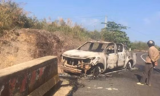 Hiện trường vụ cháy xe bán tải, bên trong có thi thể người 