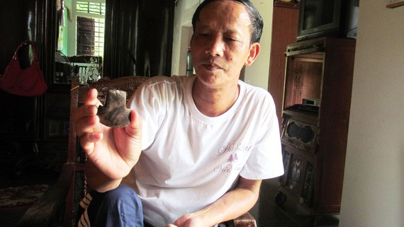  Thầy Tường và chiếc rìu đá sưu tầm ở xã Phú Định