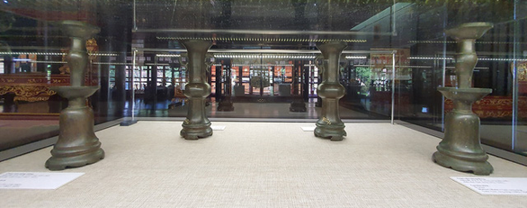 Tháp nến được làm bằng đồng dùng trong các lễ tế đàn Nam Giao và Xã Tắc của triều đình nhà Nguyễn - Ảnh: PHƯỚC TUẦN