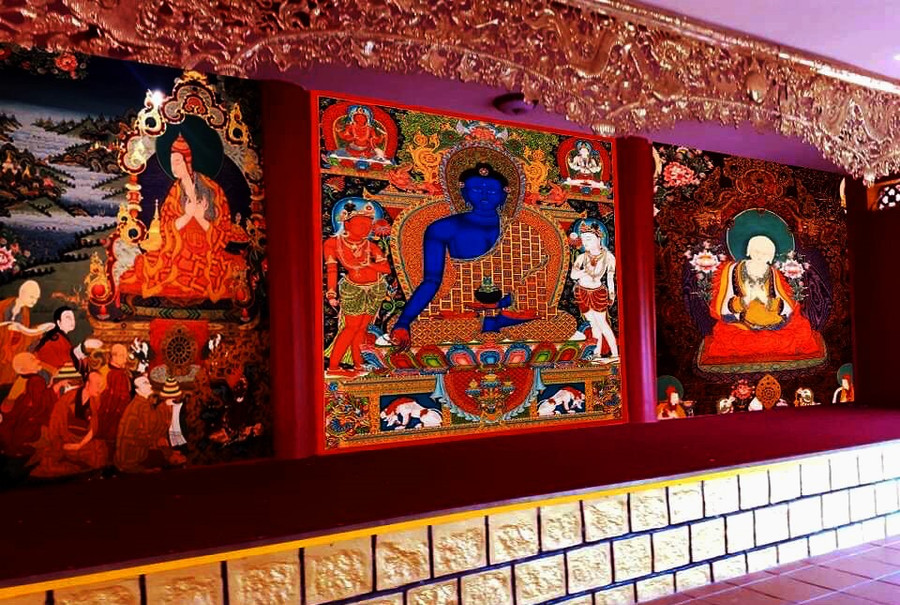  Bích họa về Phật giáo Nam tông trên đỉnh Núi Sam. Ảnh: LT