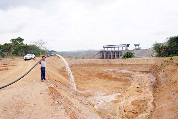 Nước được ông Sâm lấy trực tiếp từ núi về qua hệ thống ống dẫn mà không cần máy bơm. Ảnh: Q.T