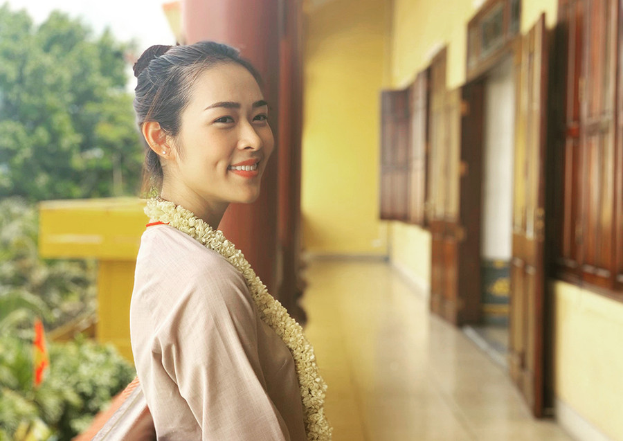 Diệp Bảo Ngọc để mặt mộc, lên chùa làm công quả.