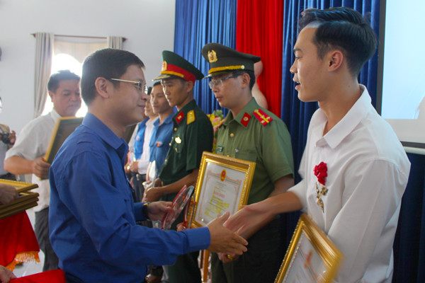 Anh Nguyễn Hoàng Phong-Bí thư Tỉnh Đoàn tặng bằng khen của UBND tỉnh cho các công dân trẻ tiêu biểu. Ảnh: P.L
