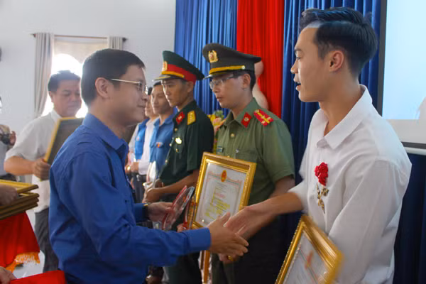 Anh Nguyễn Hoàng Phong-Bí thư Tỉnh Đoàn tặng bằng khen của UBND tỉnh cho các công dân trẻ tiêu biểu. Ảnh: P.L