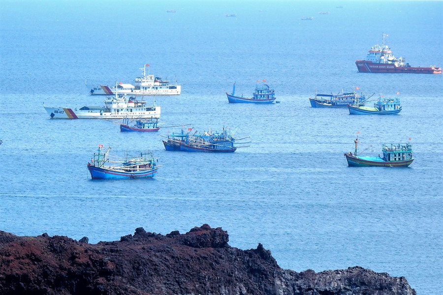 Tàu Kiểm ngư và Cảnh sát Biển trực tại khu vực biển Phú Quý (Bình Thuận) - Ảnh: Mai Thanh Hải