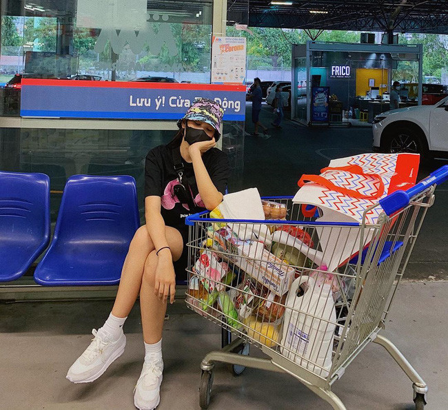 Hoa hậu Trần Tiểu Vy cập nhật công việc một ngày: “Sáng trẩy hội, tối nội trợ”. Hoa hậu Trần Tiểu Vy cập nhật công việc một ngày: “Sáng trẩy hội, tối nội trợ”.