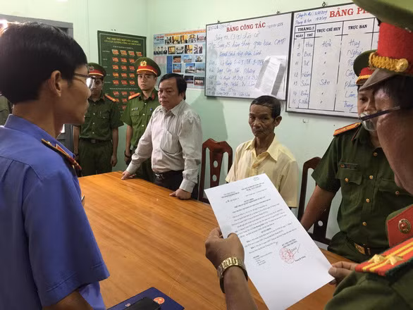  Bị can Trần Hoàng Khôi (áo trắng) – nguyên phó chủ tịch UBND TP Phan Thiết - lúc bị khởi tố - Ảnh: MAI THỨC