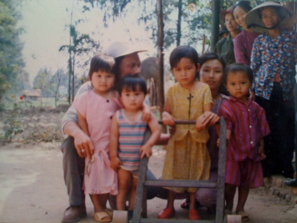 Trà My có tuổi thơ ốm đau nhưng rất hiếu động (Trà My cầm ghế đẩy) - Ảnh: NVCC Trà My có tuổi thơ ốm đau nhưng rất hiếu động (Trà My cầm ghế đẩy) - Ảnh: NVCC